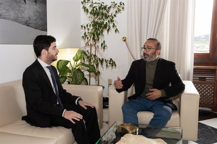 El presidente de la diputación cacereña, Miguel Ángel Morales, y el presidente del Consejo de Políticas Públicas, el profesor Gabriel Moreno