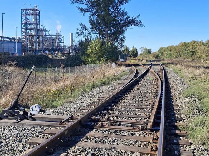 Ramal ferroviario al polígono de Villalonquéjar.
