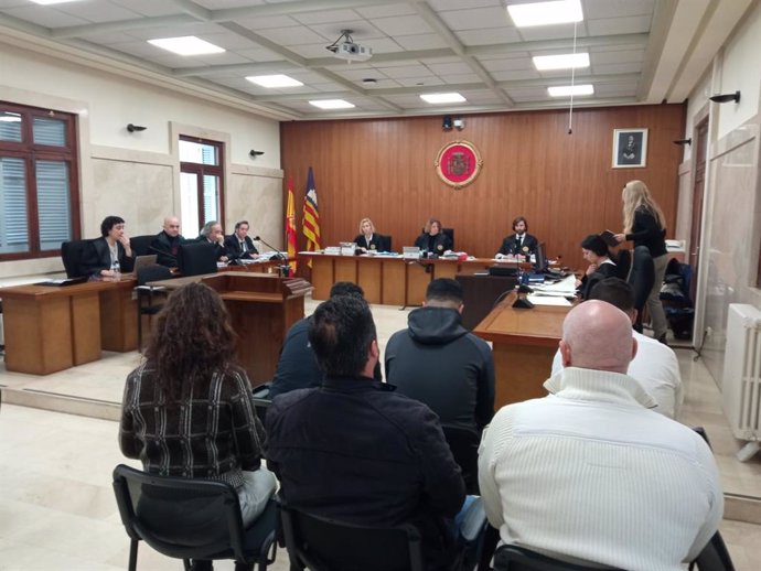 Los cinco hombres acusados, en la Audiencia.