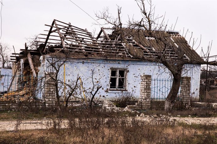 Archivo - Arquivo - Imagem de arquivo de uma casa destruída em Kherson, Ucrânia