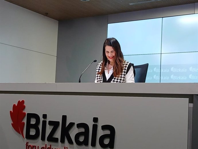 Archivo - La portavoz de la Diputación de Bizkaia, Leixuri Arrizabalaga, en rueda de prensa en Bilbao.