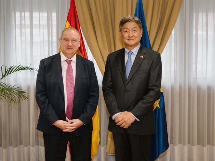 El ministro de Industria y Turismo, Jordi Hereu (I) y el embajador de Corea del Sur en España, Lim Soosuk (D).