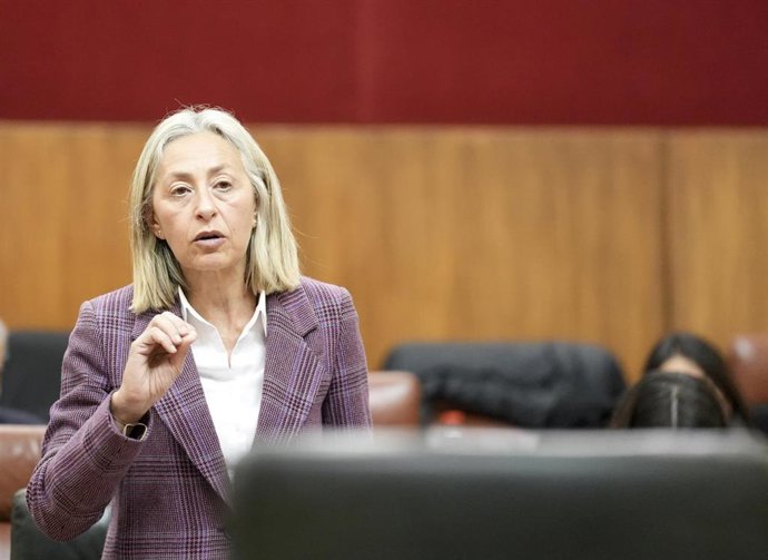 La consejera de Salud y Consumo, Rocío Hernández, interviene durante la segunda jornada del pleno del Parlamento andaluz. A 06 de marzo de 2025, en Sevilla (Andalucía, España). 