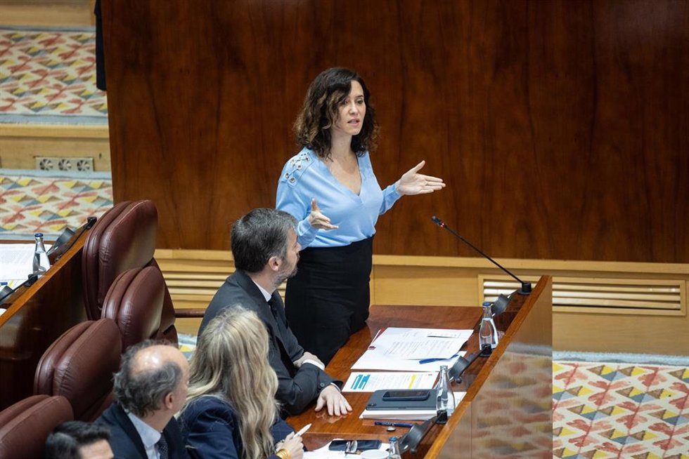 La presidenta de la Comunidad de Madrid, Isabel Díaz Ayuso, interviene durante un pleno en la Asamblea de Madrid, a 6 de marzo de 2025, en Madrid (España). La quita de deuda autonómica propuesta por el Gobierno de España y la actualización de los precio