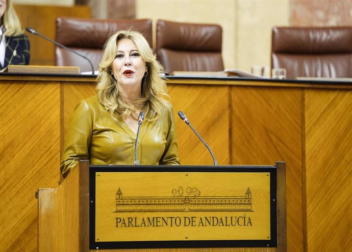 La consejera de Economía, Hacienda y Fondos Europeos de la Junta de Andalucía, Carolina España, en el Pleno del Parlamento.