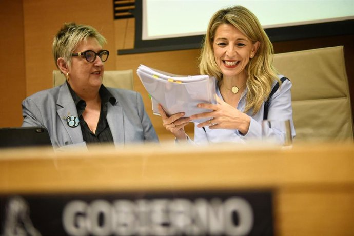 La vicepresidenta segunda del Gobierno y ministra de Trabajo y Economía Social, Yolanda Díaz (d), durante la Comisión de Trabajo, Economía Social, Inclusión, Seguridad Social y Migraciones, en el Congreso de los Diputados.