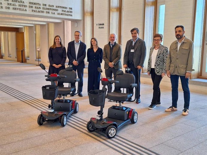 Representantes de FUNVIBA y Ecopilas en la firma del convenio