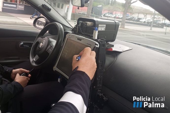 Agentes de la Policía Local de Palma durante el control efectuado en el Camí dels Reis.