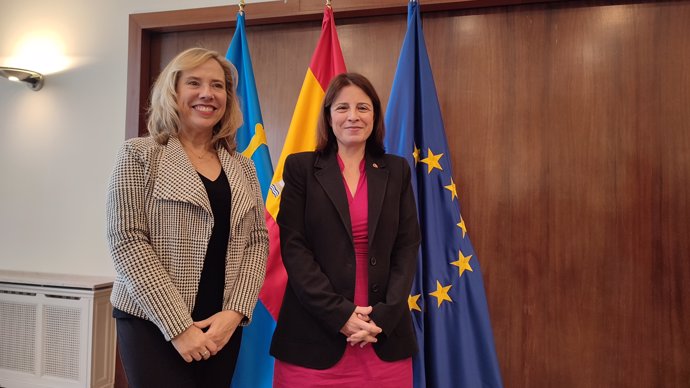 La delegada del Gobierno en Asturias, Adriana Lastra, y la consejera de Transición Ecológica, Belarmina Díaz