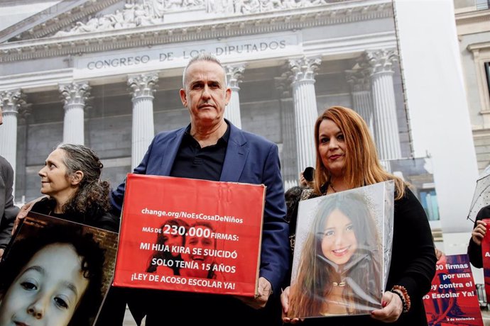 Archivo - El padre de Kira, la niña que se suicidó con 15 años, José Manuel López, el día que entregó 230.000 firmas en el Congreso de los Diputados, a 3 de noviembre de 2022.