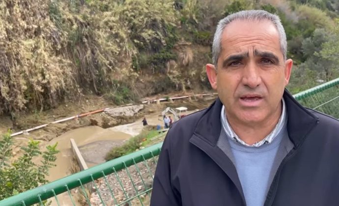 El alcalde de Álora, Francisco Jesús Martínez, muestra cómo el lodo ha vuelto a concentrarse en la captación principal de agua del municipio y, por tanto, sigue sin poder restituirse el suministro de agua potable en la localidad del Valle del Guadalhorce.