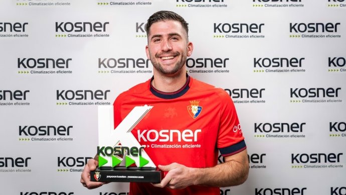 El lateral de Osasuna Jesús Areso con el trofeo 'Jugador Kosner del mes'