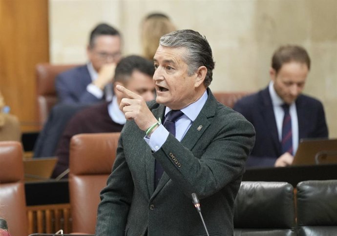 Imagen del consejero de la Presidencia, Interior, Diálogo Social y Simplificación Administrativa, Antonio Sanz, interviene durante la segunda jornada del pleno del Parlamento andaluz. A 06 de marzo de 2025, en Sevilla (Andalucía, España). 