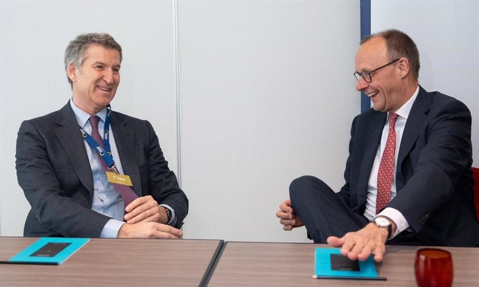 El presidente del PP, Alberto Núñez Feijóo, se reúne con el futuro canciller alemán, Friedrich Merz, en Bruselas, en el marco de la cumbre del Partido Popular Europeo (PPE).