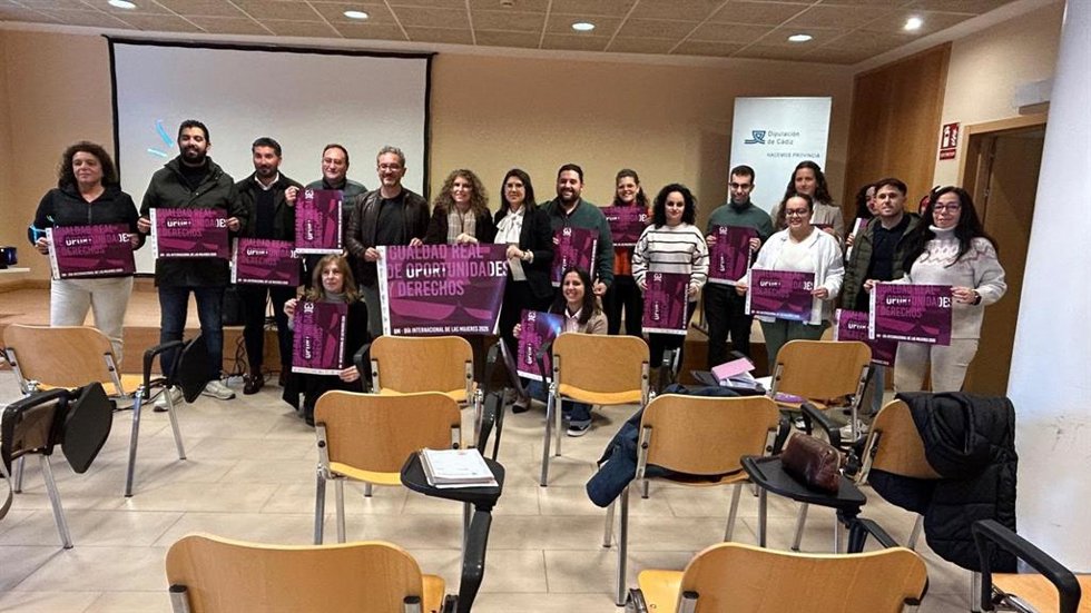 La responsable de Igualdad en la Diputación de Cádiz, Susana Sánchez Toro, en una reunión con representantes de ayuntamientos pequeños y colectivos de cara al 8 de marzo.