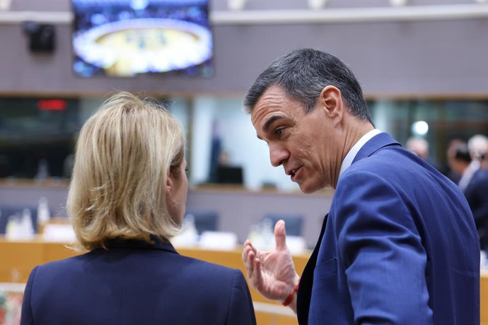 Archivo - Arquivo - O Presidente do Governo, Pedro Sánchez (à direita), durante o Conselho Europeu, 19 de dezembro de 2024, em Bruxelas (Bélgica). Os líderes da União Europeia (UE) se reuniram em uma cúpula em apoio à Ucrânia, com o objetivo de aumentar s