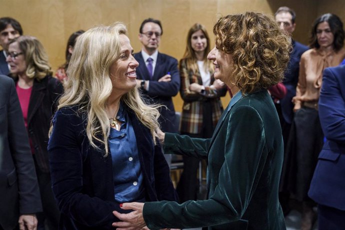 La vicepresidenta primera del Gobierno y ministra de Hacienda, María Jesús Montero (d), y la consejera de Economía y Hacienda de la Comunidad de Madrid, Rocío Albert (i), durante el Consejo de Política Fiscal y Financiera (CPFF), en la sede del Ministerio