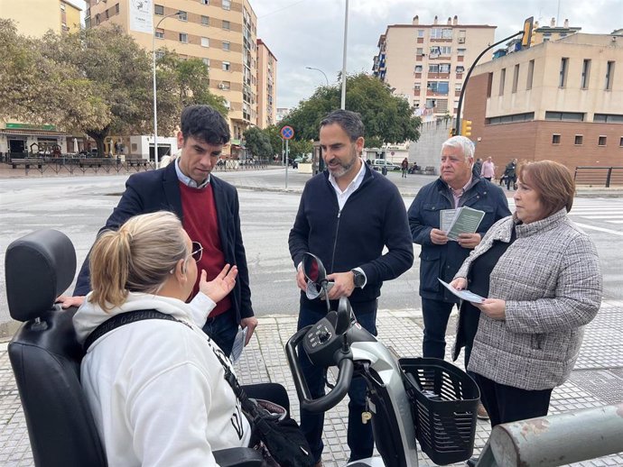 El portavoz del PSOE en el Ayuntamiento, Daniel Pérez, y los concejales Pablo Orellana, Salvador Trujilloy Carmen Martín, durante una rueda de prensa junto al centro de salud de Cruz de Humilladero.