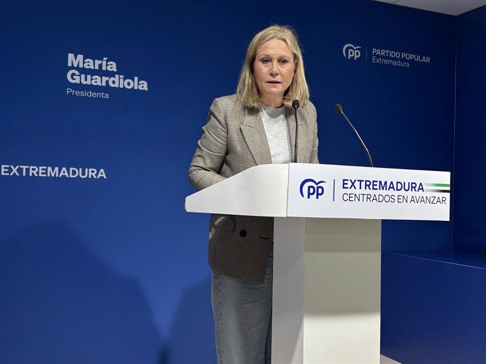La vicesecretaria de Acción Social del PP de Extremadura, Teresa Tortonda, en rueda de prensa