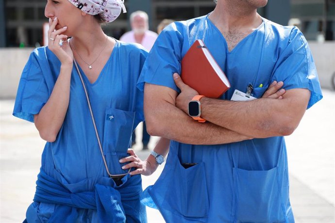 Archivo - Imágenes de las protestas sanitarias en la puerta del  Hospital Virgen del Rocío de Sevilla, a 26 de junio de 2024, en Sevilla, Andalucía (España). Imagen de archivo.