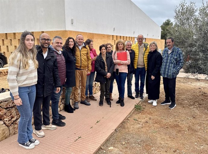 Representantes del PSIB en el Parlament, el Consell de Mallorca y el Ayuntamiento de Santanyí visitan el centro de día de Cala d'Or.