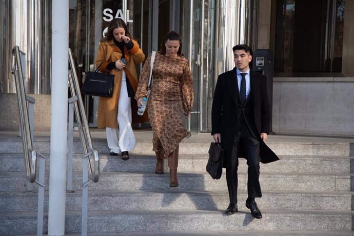 Archivo - La actriz Elisa Mouliaá (c), sale de declarar de los juzgados de Plaza de Castilla, junto a su abogado, Alfredo Arrién, a 16 de enero de 2025, en Madrid (España). El juez que investiga al exportavoz parlamentario de Sumar Íñigo Errejón por un pr