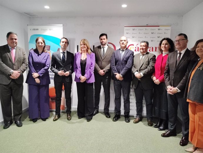 Autoridades en la jornada 'Ventajas de la mediación empresarial' en Huelva.