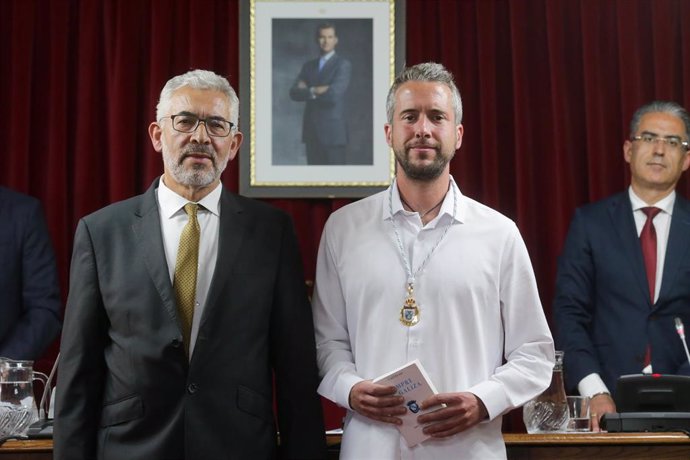 Archivo - El candidato del BNG, Rubén Arroxo toma posesión del acta de concejal junto al concejal, Miguel Fernández, durante la sesión de constitución del Ayuntamiento de Lugo, a 17 de junio de 2023, en Lugo, Galicia (España). Los casi 8.100 ayuntamientos