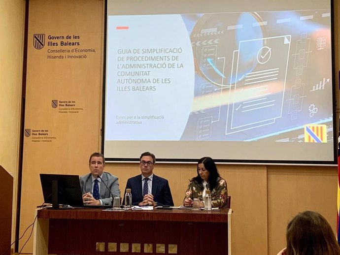 El conseller de Economía, Hacienda e Innovación, Antoni Costa, en la rueda de prensa de presentación de la Guía de Simplificación.