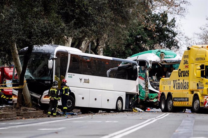 Varios servicios de emergencia trabajan tras el choque de dos autocares en la Diagonal de Barcelona, a 3 de marzo de 2025, en Barcelona, Catalunya (España).
