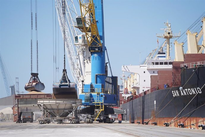 Descarga de cereales en el Port de Tarragona.