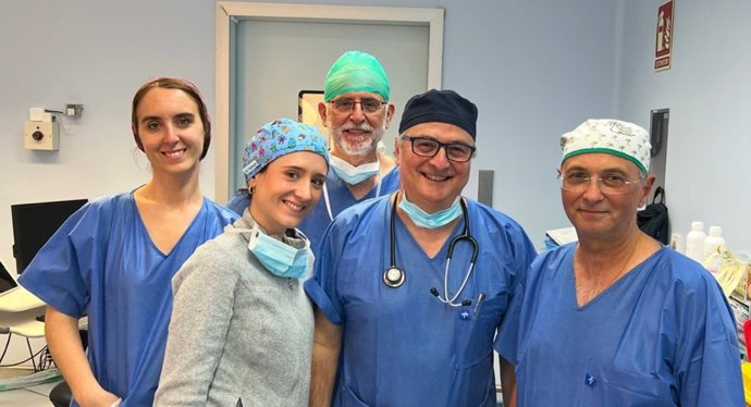El equipo de quirófano que realizó la técnica V-notes junto al doctor Fiol en las instalaciones del Hospital Vithas Almería.