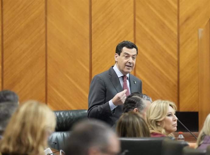 El presidente de la Junta de Andalucía, Juanma Moreno, este jueves durante la sesión de control en el Pleno del Parlamento andaluz. 