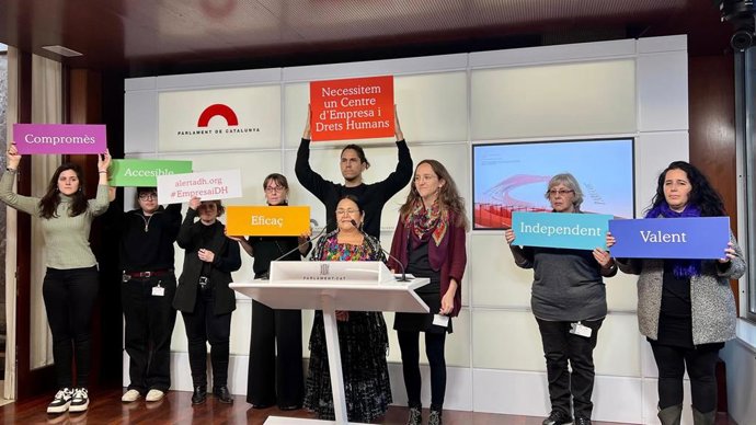 Representantes del Grup de Treball d'Empresa i Drets Humans, en una rueda de prensa en el Parlament