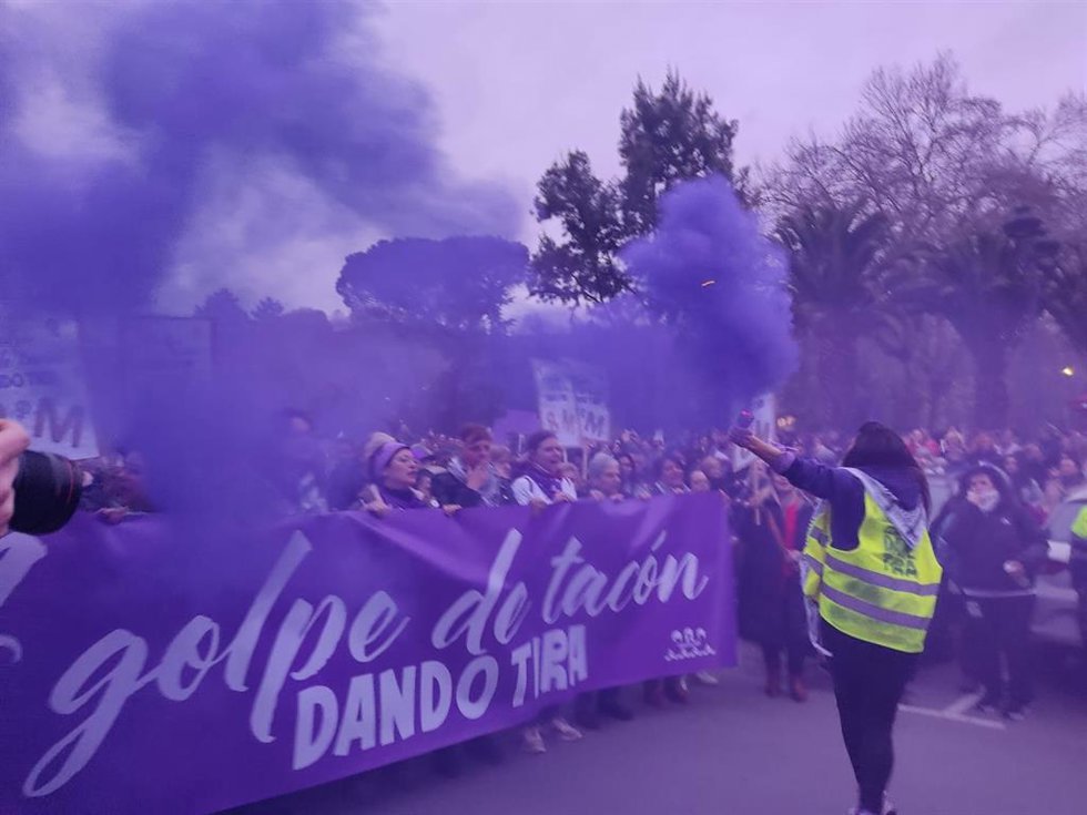 Archivo - Manifestación del 8M en Langreo en 2024.