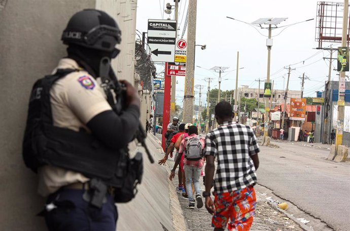 Un agente armado vigila una zona de Puerto Príncipe, Haití, tras un ataque