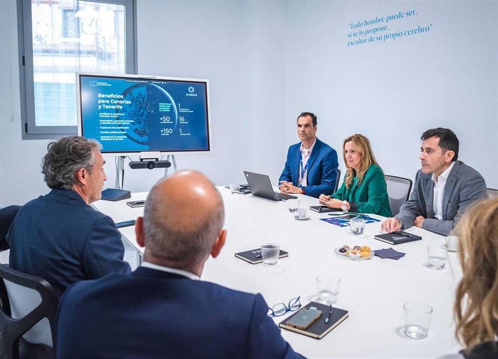 La presidenta del Cabildo de Tenerife, Rosa Dávila, en una reunión con representantes de Arquimea Research Center para abordar el proyecto del primer centro de computación cuántica de Canarias