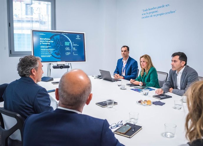 La presidenta del Cabildo de Tenerife, Rosa Dávila, en una reunión con representantes de Arquimea Research Center para abordar el proyecto del primer centro de computación cuántica de Canarias