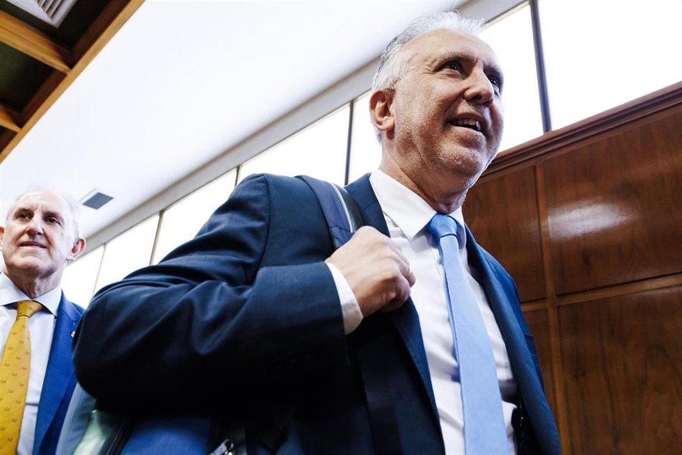 Archivo - El ministro de Política Territorial y Memoria Democrática, Ángel Víctor Torres, llega a la comisión de investigación por el 'caso Koldo', en el Senado, a 28 de noviembre de 2024, en Madrid (España).