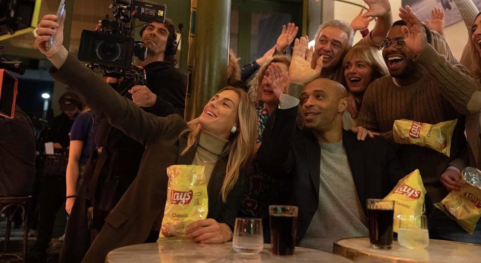 La jugadora Alexia Putellas y el exfutbolista Thierry Henry en uno de los 'Lay's Lights'