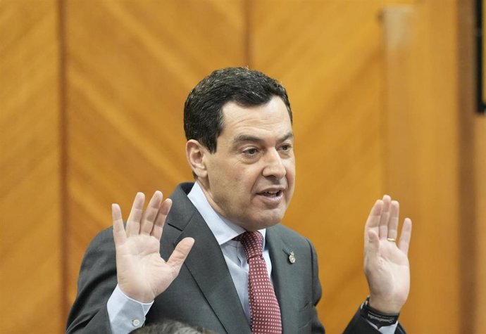 El presidente de la Junta de Andalucía, Juanma Moreno, interviene durante la sesión de control en el pleno del Parlamento andaluz. A 06 de marzo de 2025, en Sevilla (Andalucía, España). Segunda jornada de Pleno, con Sesión de Control al Gobierno y pregunt