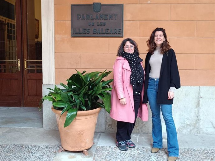 La diputada de MÉS per Mallorca en el Parlament Maria Ramon (d) y la regidora de MÉS per Palma en Cort Kika Coll (i).