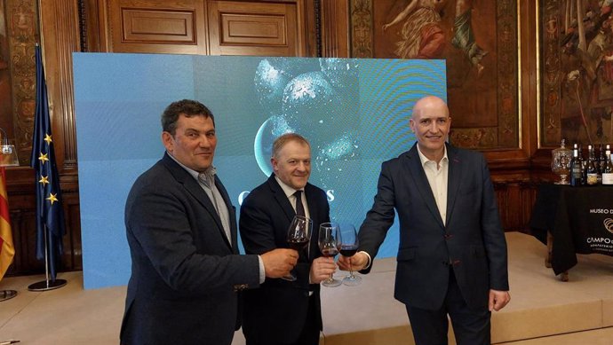 El presidente del Consejo Regulador de la DOP Campo de Borja, Eduardo Ibáñez; el diputado provincial Eduardo Arilla; y el secretario del Consejo Regulador, José Ignacio Gracia.