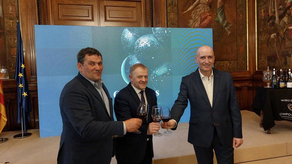 El presidente del Consejo Regulador de la DOP Campo de Borja, Eduardo Ibáñez; el diputado provincial Eduardo Arilla; y el secretario del Consejo Regulador, José Ignacio Gracia.