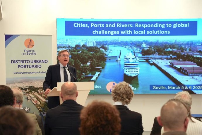 El presidente de la Autoridad Portuaria de Sevilla, Rafael Carmona, durante la inauguración del encuentro puerto–ciudad.