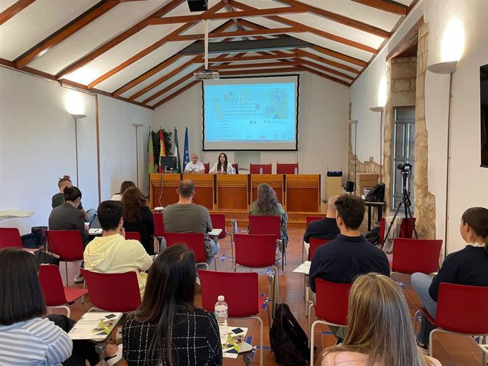 María Dolores Ruiz interviene en un acto con técnicos de juventud.