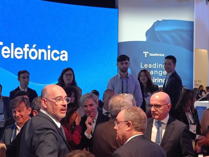 Archivo - Emilio Gayo y Ángel Vilá en el Mobile World Congress (MWC) de Barcelona.