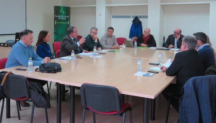 El delegado de Empleo de la Junta en Huelva, Juan Carlos Duarte,  da a conocer a empresas el programa de trabajo en el sector del hidrógeno verde.