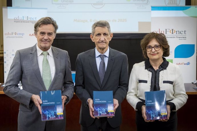 El director del Proyecto Edufinet, José M. Domínguez; el director de Actividades Sociales de Fundación Unicaja, Gerardo Lerones, y la directora de Educación Financiera de Unicaja, María Eugenia Martínez-Oña.