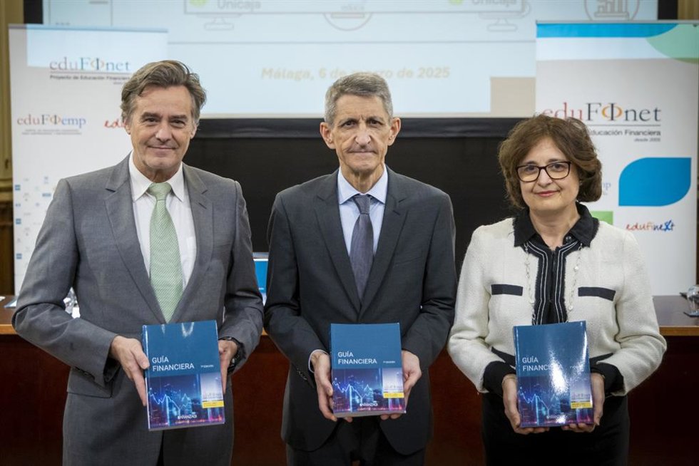 El director del Proyecto Edufinet, José M. Domínguez; el director de Actividades Sociales de Fundación Unicaja, Gerardo Lerones, y la directora de Educación Financiera de Unicaja, María Eugenia Martínez-Oña.